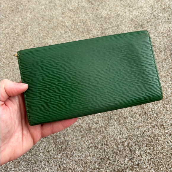 Authentic Louis Vuitton Vintage Green Epi Leather Sarah Long Wallet - Picture 9 of 13